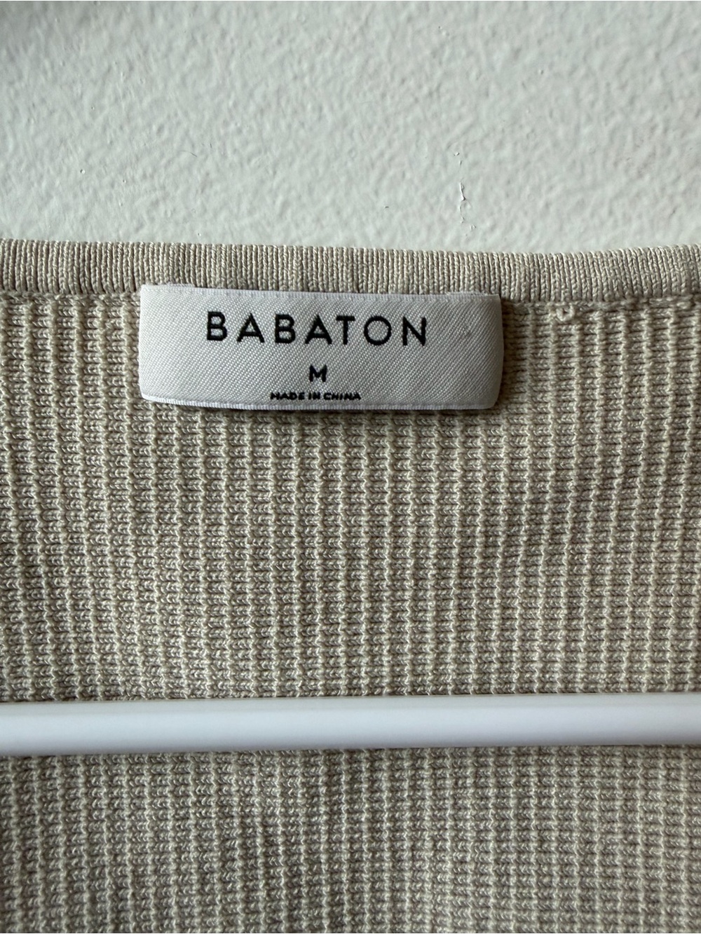 Aritzia Babaton Neutral Ribbed V-Neck Crop Tank - Picture 2 of 5